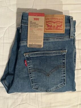Levi's 720 High-Rise Super Skinny Jeans - Medium Blue